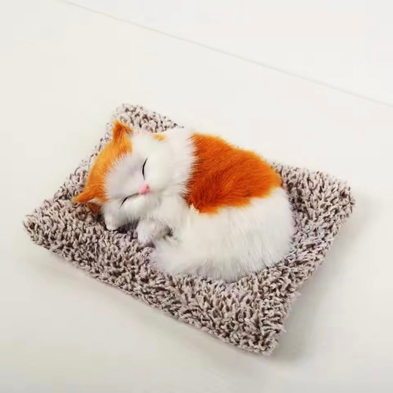 Gatito Durmiente de Peluche